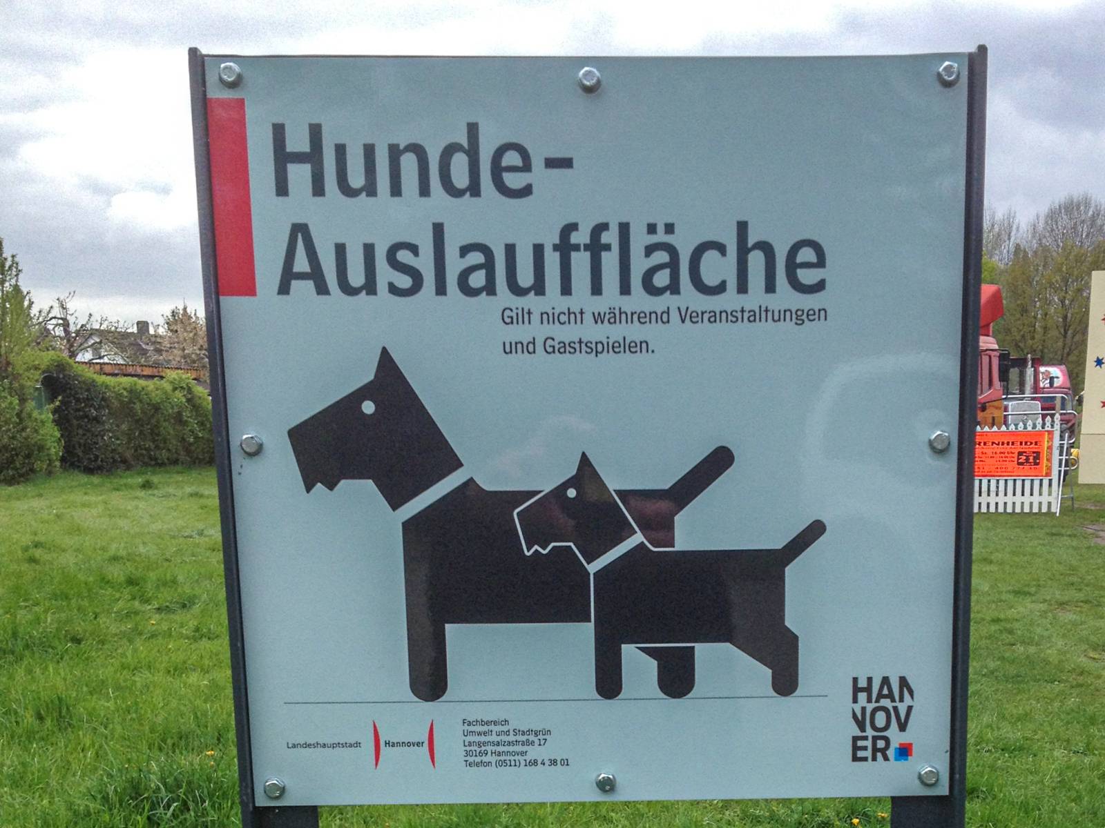 Ein Schild, das auf eine Hundeauslauffläche hinweist.